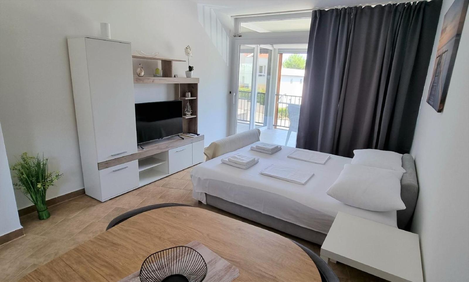 Apartmani Sunce I More Premantura Exterior photo